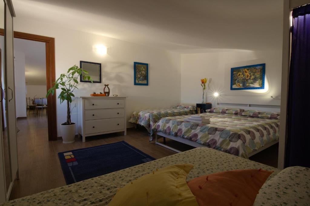 1 dormitorio con 2 camas y vestidor en La Sirena, en Augusta