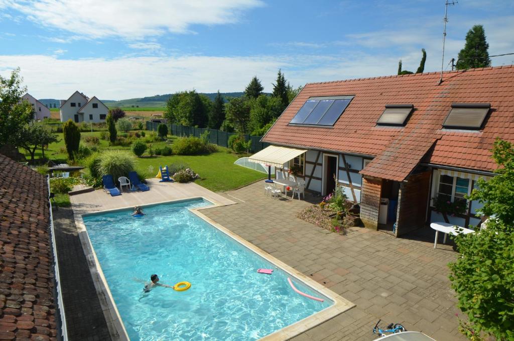 einen Blick über einen Pool in einem Haus in der Unterkunft Gîte Cigogne in Odratzheim