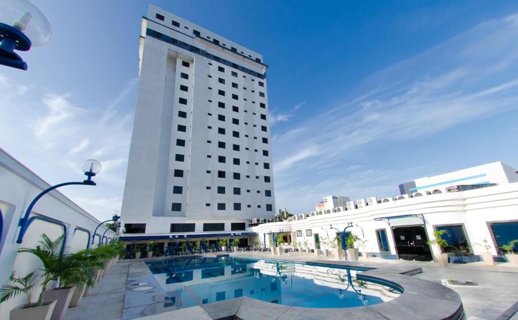 a building with a swimming pool in front of a building at Hotel Sagres in Belém