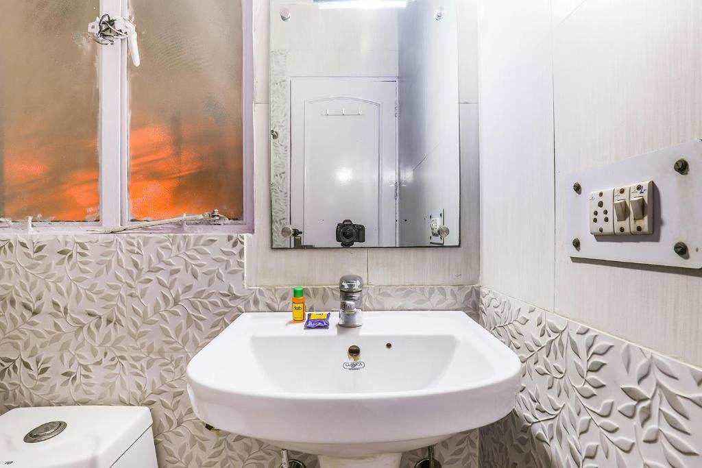 Koupelna v ubytování FabExpress Hemkunt Mansion