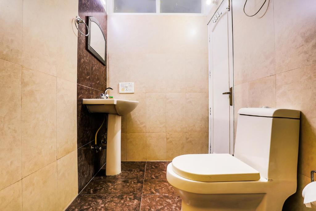 Koupelna v ubytování FabExpress Hemkunt Mansion