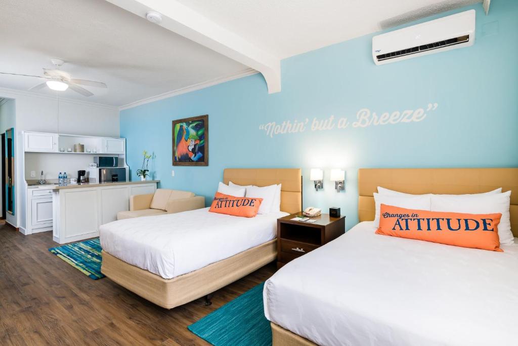 Postel nebo postele na pokoji v ubytování Margaritaville Beach Resort Playa Flamingo