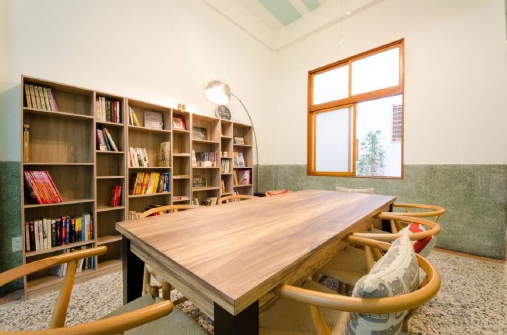 Perpustakaan di rumah tamu ini