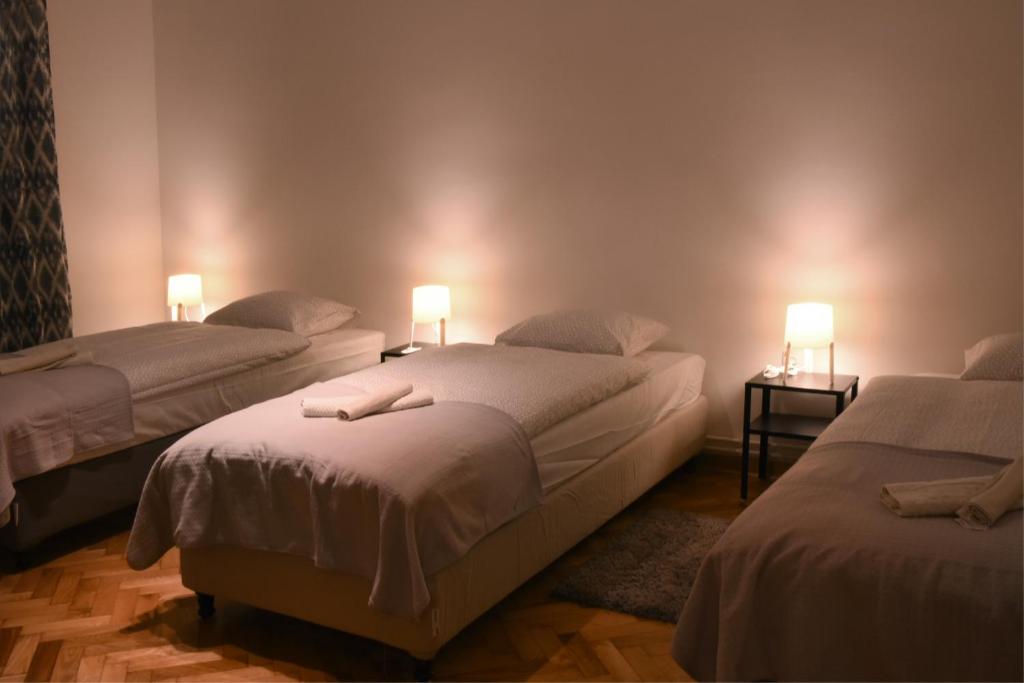 En eller flere senge i et værelse på HILLS Apartments