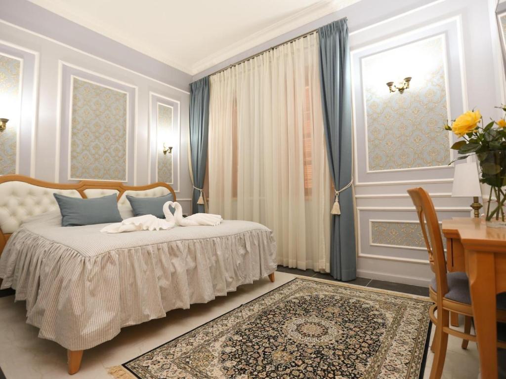 Postel nebo postele na pokoji v ubytování Sergei Palace Hotel