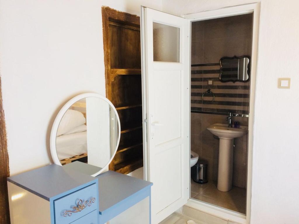 a bathroom with a mirror and a sink at Aliya Konak - Köy Evi ve Lezzetleri in Isparta