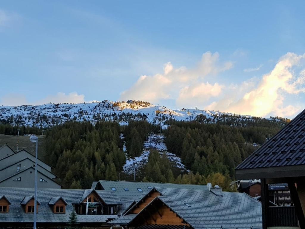 - une vue sur une montagne enneigée avec des maisons dans l'établissement Appartement 3 pièces 6 personnes, Le Panoramique, La Joue du loup, à La Joue du Loup