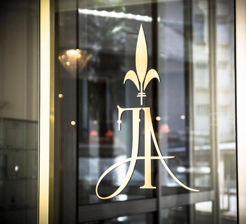 Certifikát, hodnocení, plakát nebo jiný dokument vystavený v ubytování Hôtel Jeanne d'Arc
