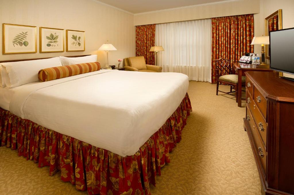 Mayflower Park Hotel - 