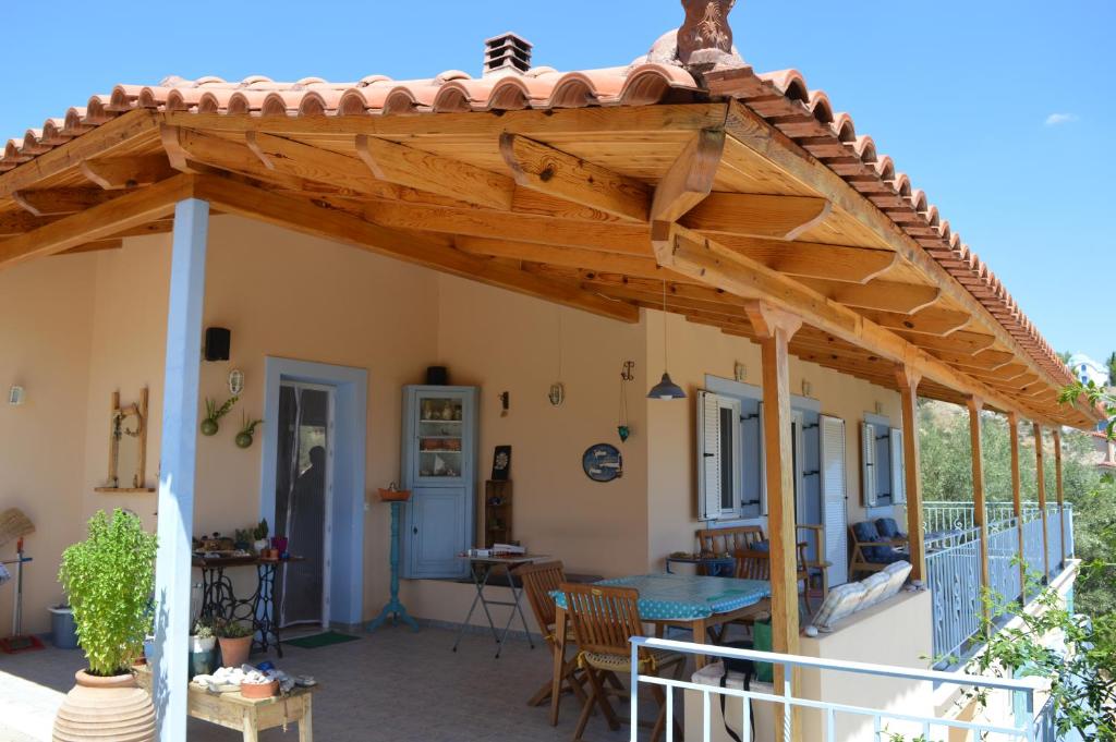patio z drewnianą pergolą na domu w obiekcie Balcony of Argolis gulf w mieście Tolo