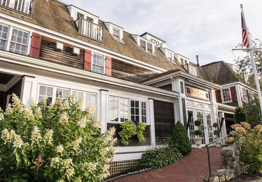 una casa grande con una bandera encima en The Red Lion Inn, en Cohasset