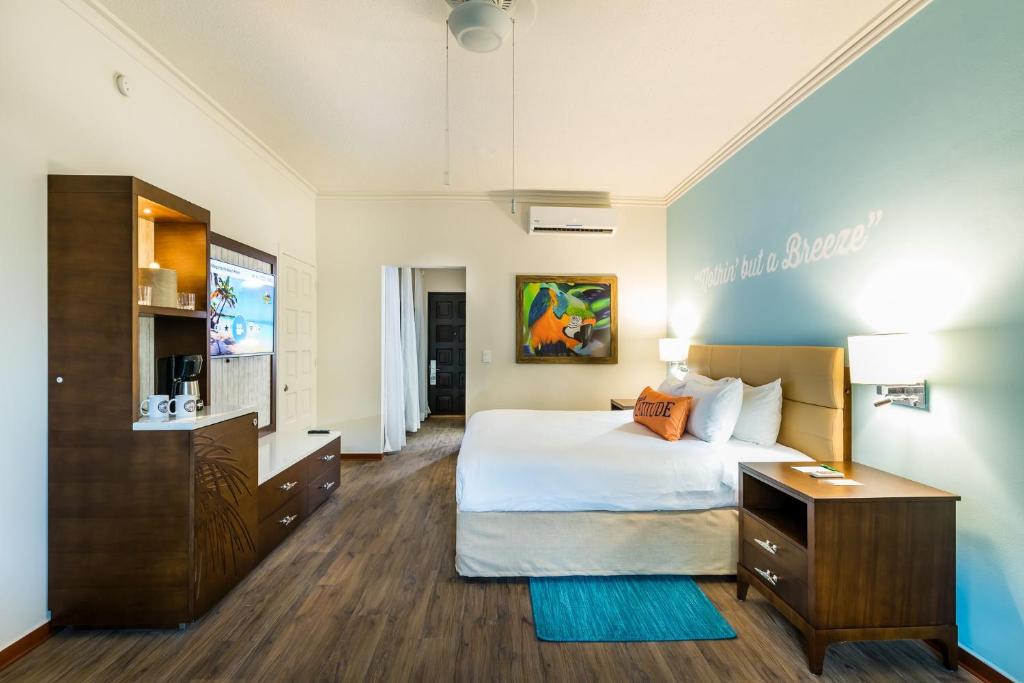 Postel nebo postele na pokoji v ubytování Margaritaville Beach Resort Playa Flamingo