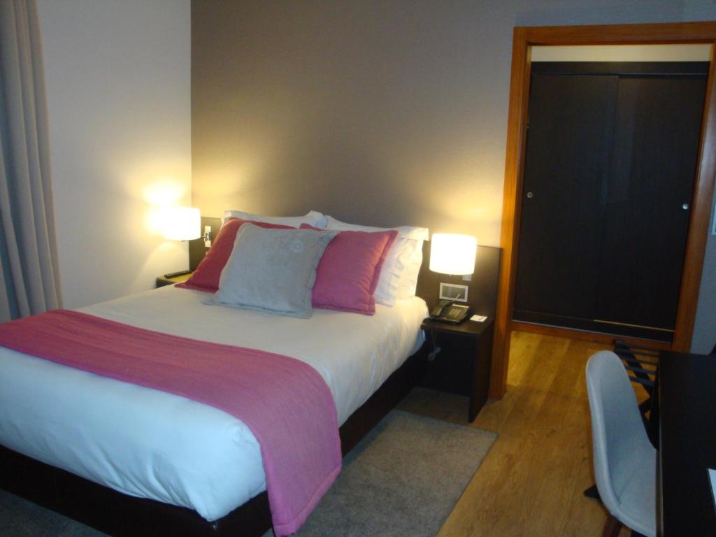 Postel nebo postele na pokoji v ubytování TURIM Aveiro Palace Hotel
