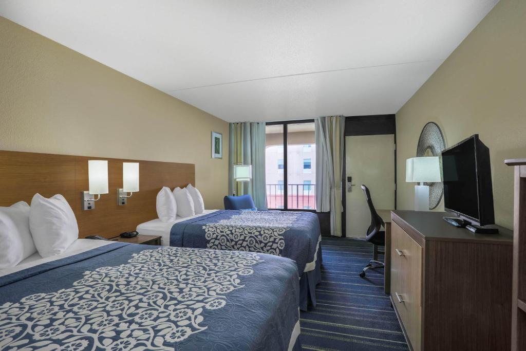 Postel nebo postele na pokoji v ubytování Days Inn by Wyndham Newark Wilmington