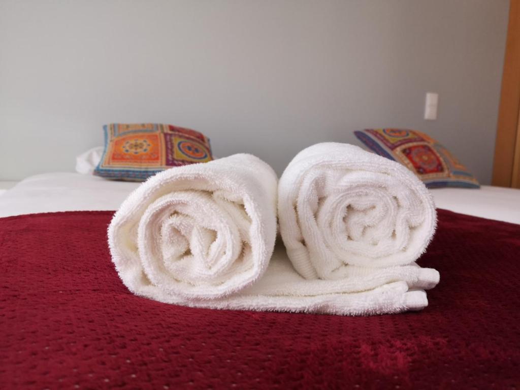 un par de toallas sentadas encima de una cama en Maria Violeta Tourism Apartment, en Cadaval