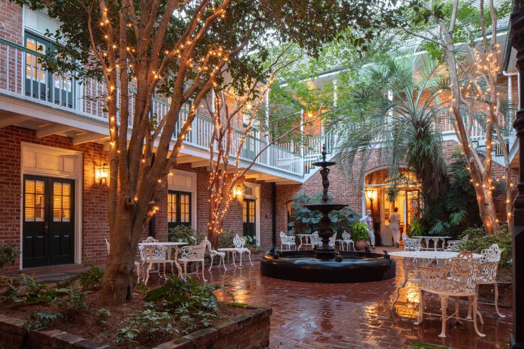 紐奧良的住宿－普羅文西奧酒店，庭院设有喷泉和桌椅