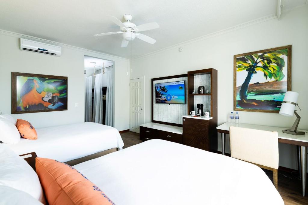 Postel nebo postele na pokoji v ubytování Margaritaville Beach Resort Playa Flamingo
