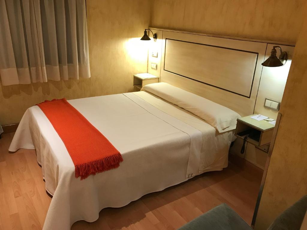 Postel nebo postele na pokoji v ubytování Hotel Castillo de Javier