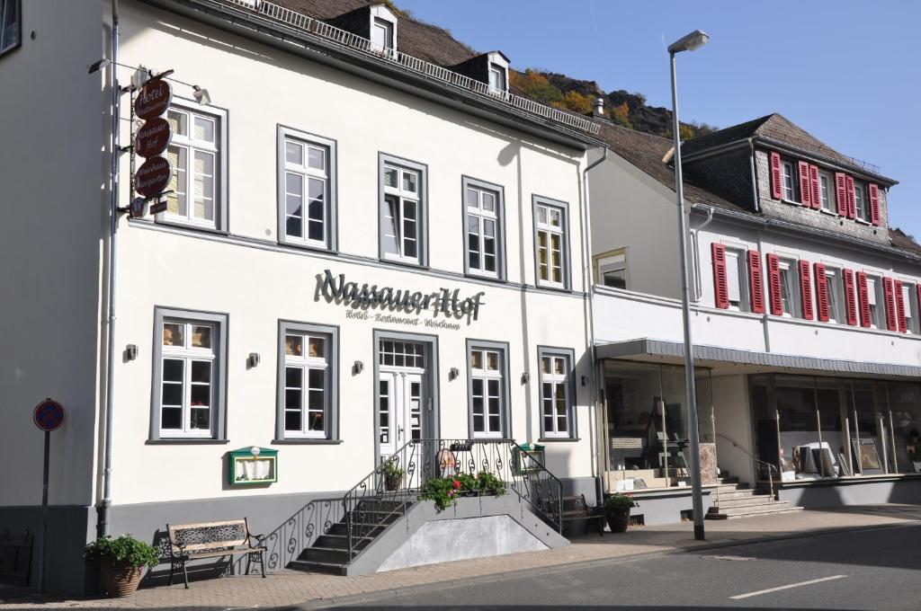 un edificio blanco en la esquina de una calle en Nassauer Hof, en Sankt Goarshausen