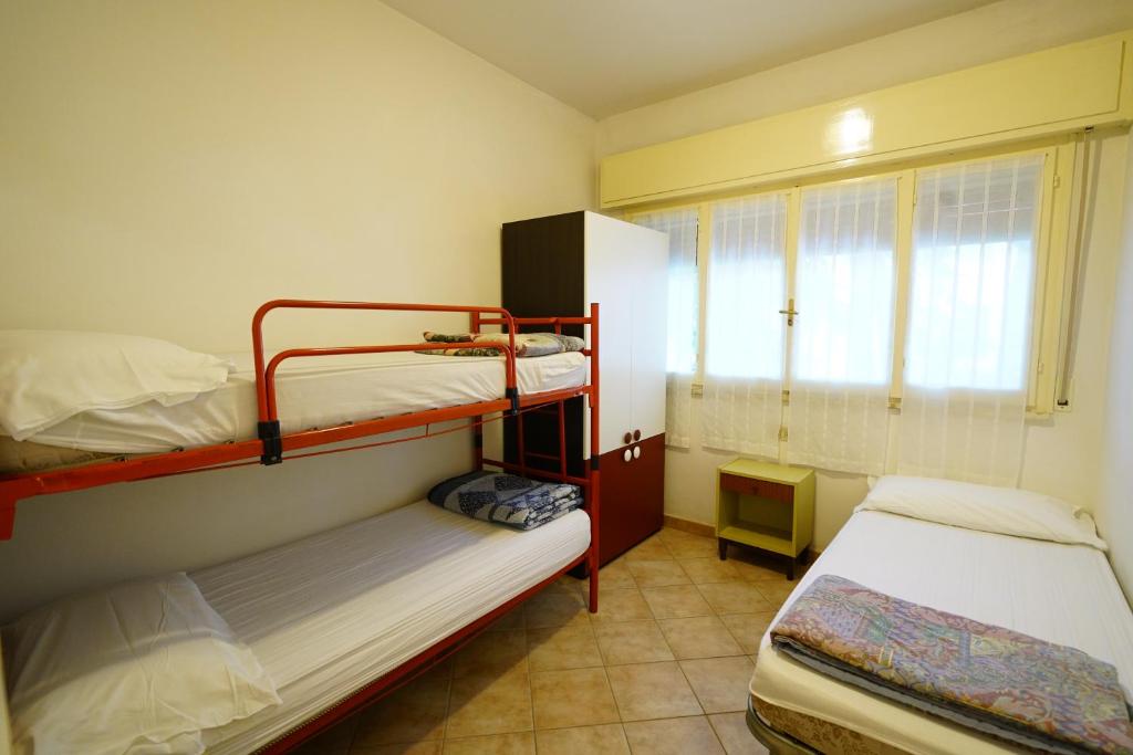 Pokój z 2 łóżkami piętrowymi i oknem w obiekcie Villetta 4B w mieście Lido degli Estensi