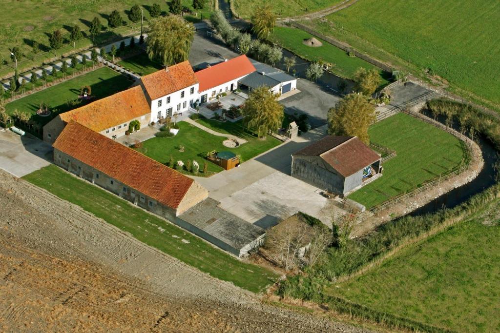 una vista aérea de una casa grande con patio en Vacation Home Mechelhof, en Leffinge