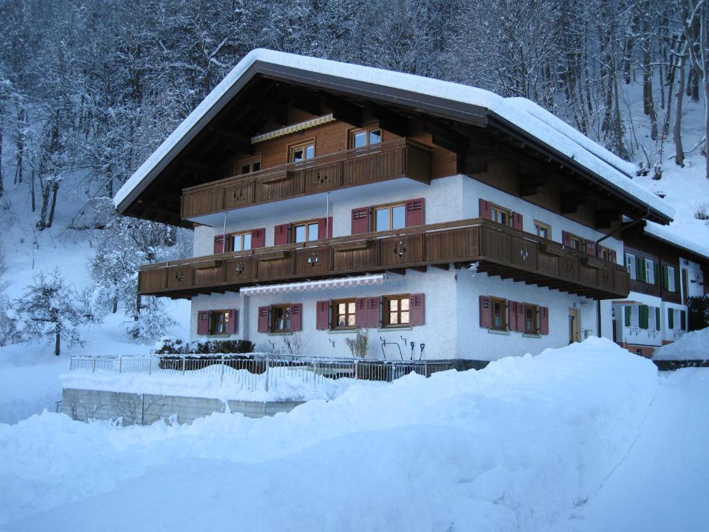 una casa cubierta de nieve delante en Haus Lädeler, en Schruns