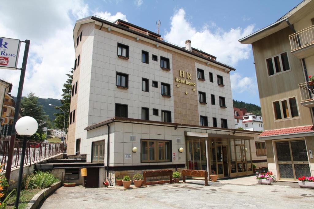 un grand bâtiment dans une ville avec un bâtiment dans l'établissement Hotel Da Remo, à Roccaraso