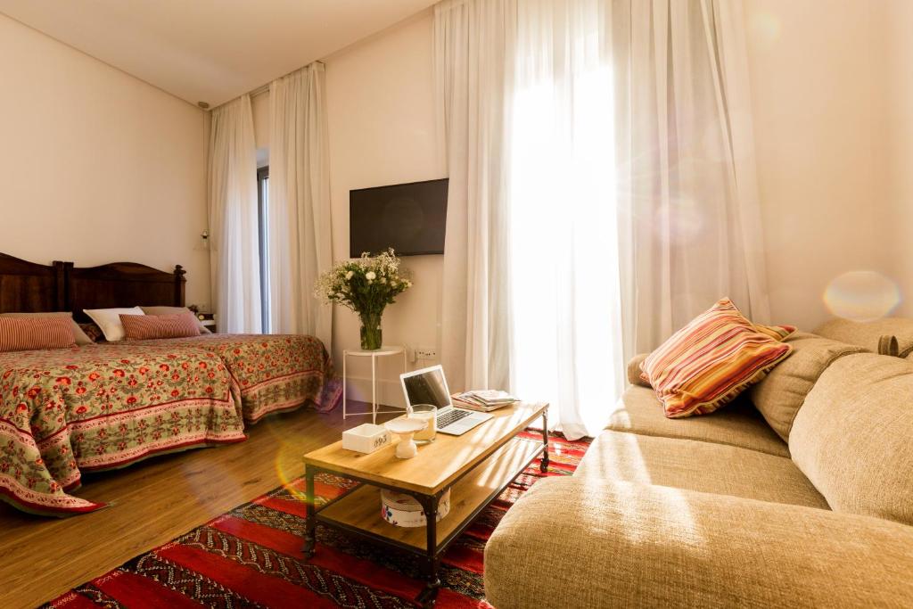 ein Wohnzimmer mit einem Sofa und einem Couchtisch in der Unterkunft Sevilla Home Center Suites in Sevilla