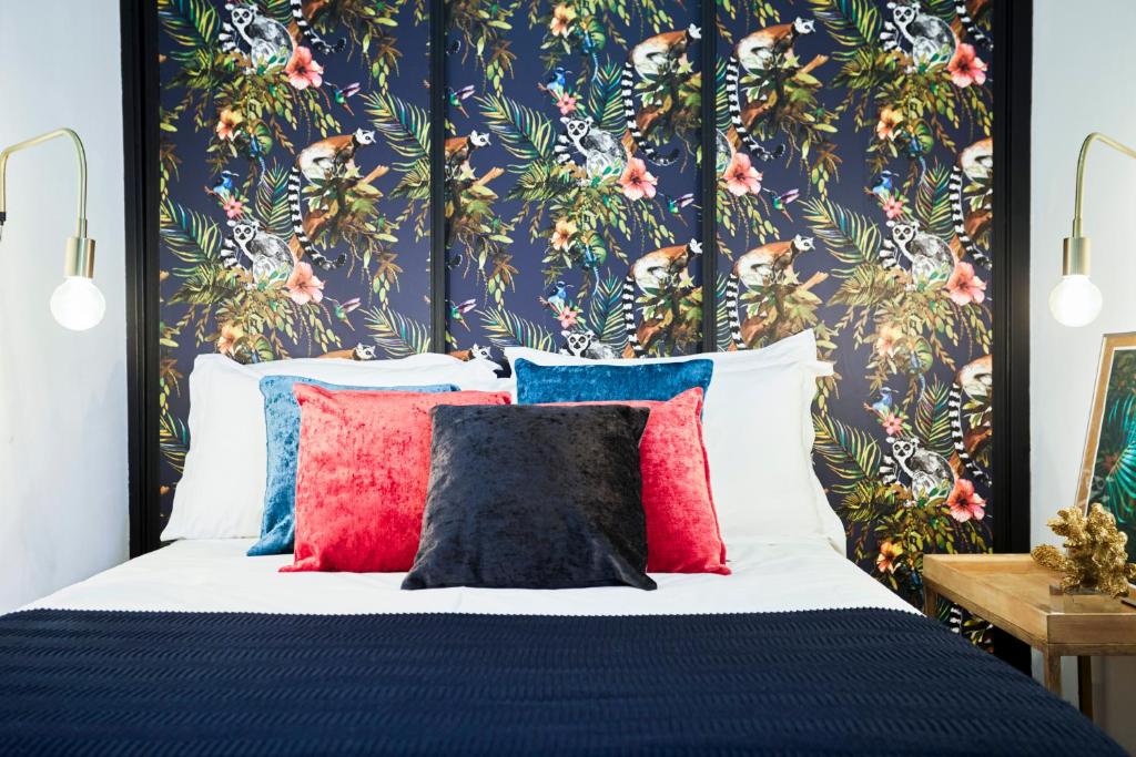 マドリードにあるSanta Ana Sol Boutiqueの花柄の壁紙を用いたベッドルーム1室