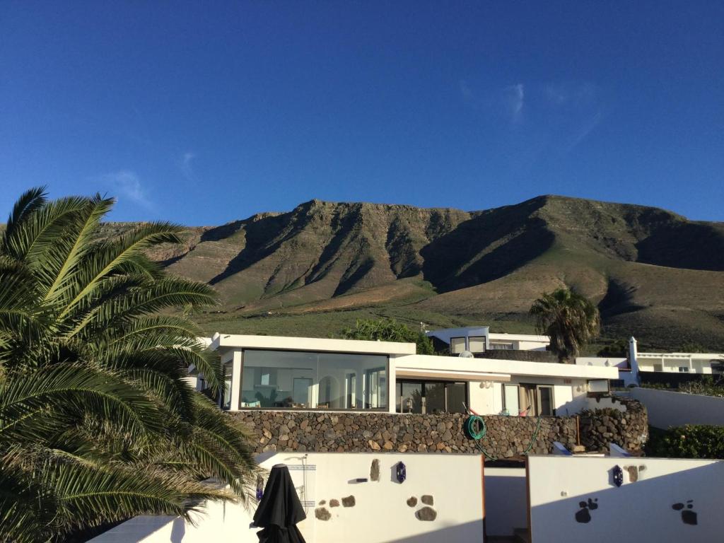 a view of a house with a mountain in the background at Casa Susanne in Famara