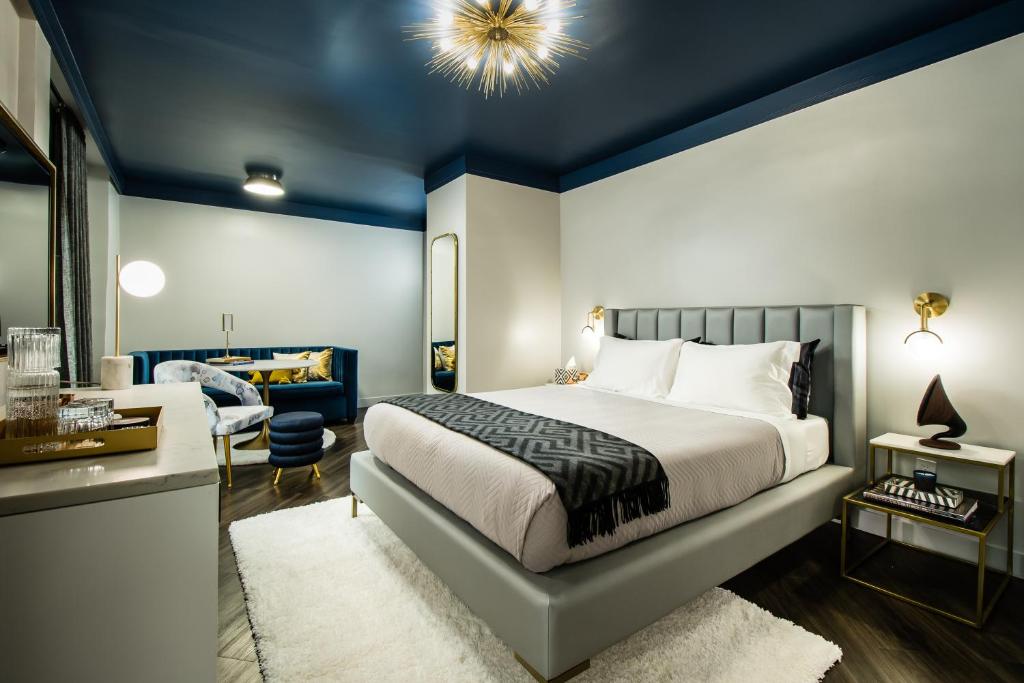 Cama ou camas em um quarto em The Hotel at New York City