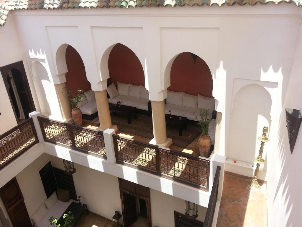 einen Blick über die Lobby eines Gebäudes in der Unterkunft Riad Azza in Marrakesch