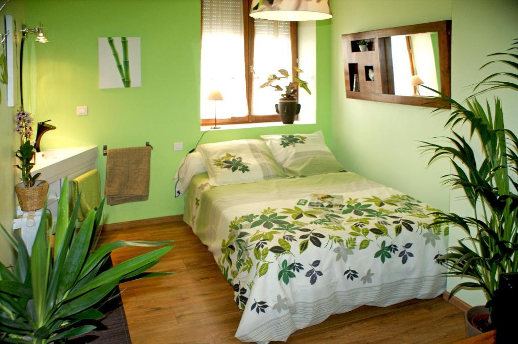 um quarto verde com uma cama e uma planta em Lyon City Home's Bed & Breakfast em Villeurbanne