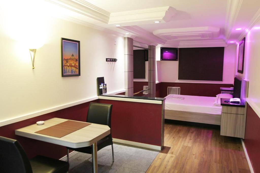  HOTEL METROPOLIS