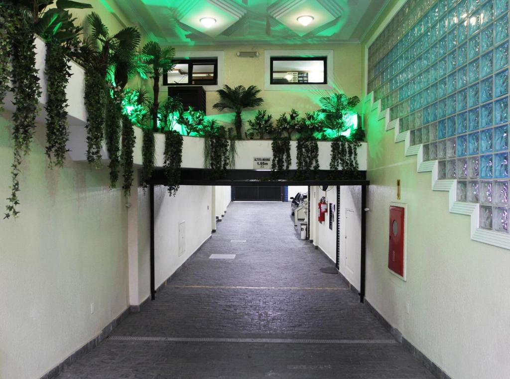  HOTEL METROPOLIS