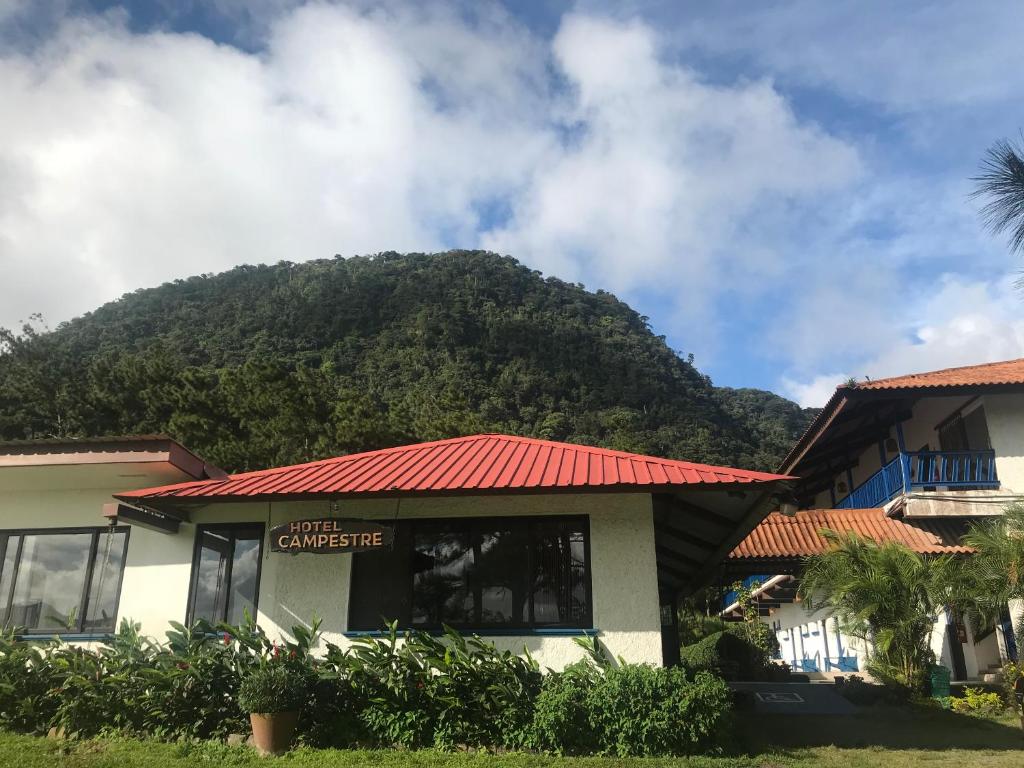 una casa con una montaña en el fondo en Hotel Campestre, en El Valle de Antón
