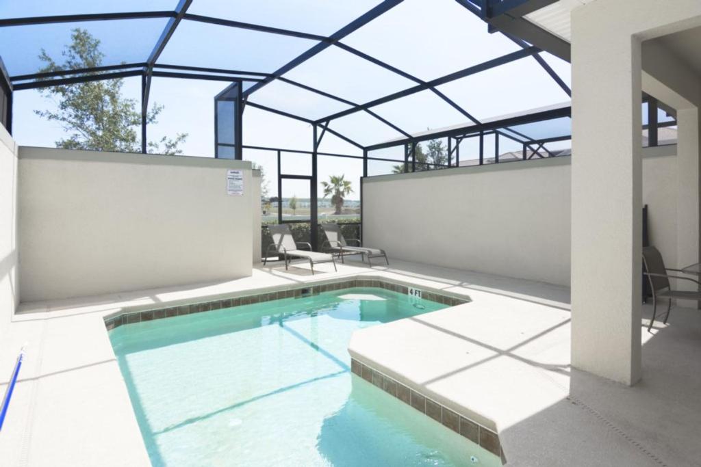 una piscina cubierta con techo de cristal en Perfect Townhome for your Vacation with Private Pool SL4807, en Kissimmee