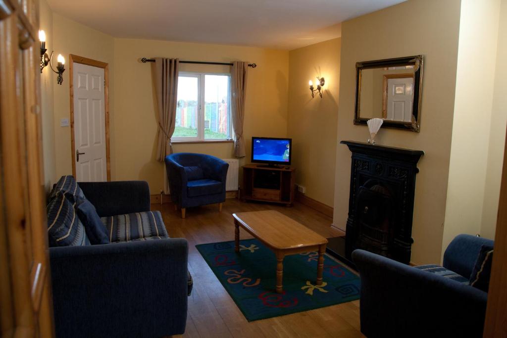 TV a/nebo společenská místnost v ubytování Ceol na Mara Holiday Homes - Cois Tra & Cor na dTonn