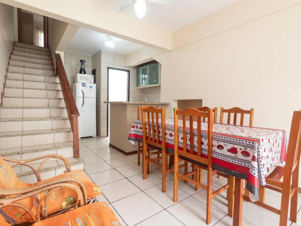  Apartamento 2 Dormitórios a 150m da Praia Bombas