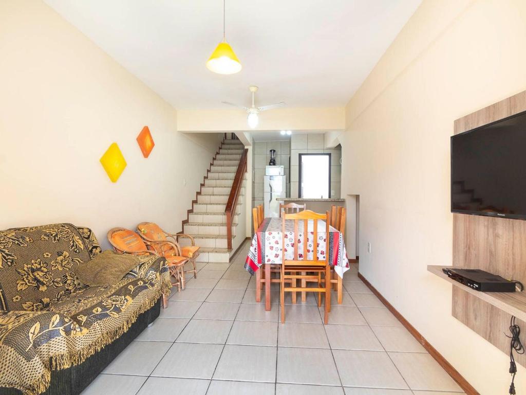  Apartamento 2 Dormitórios a 150m da Praia Bombas
