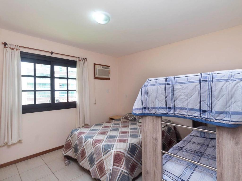  Apartamento 2 Dormitórios a 150m da Praia Bombas