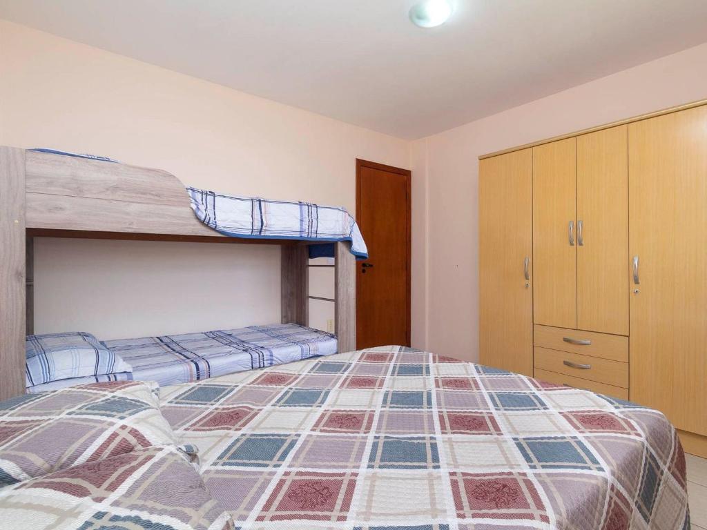  Apartamento 2 Dormitórios a 150m da Praia Bombas