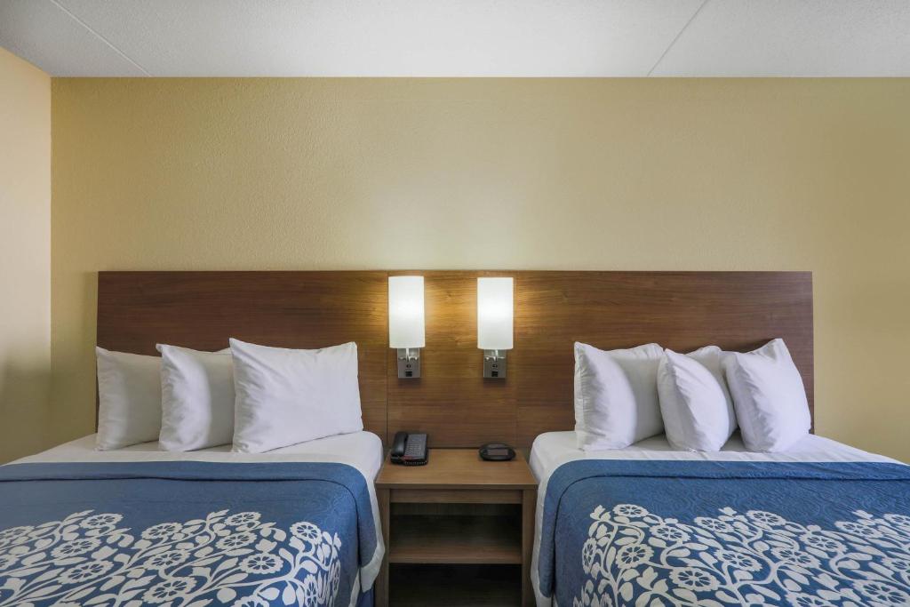 Postel nebo postele na pokoji v ubytování Days Inn by Wyndham Newark Wilmington