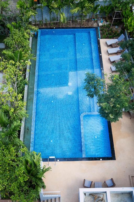 Bazén v ubytování DeeProm Pattaya Hotel nebo v jeho okolí