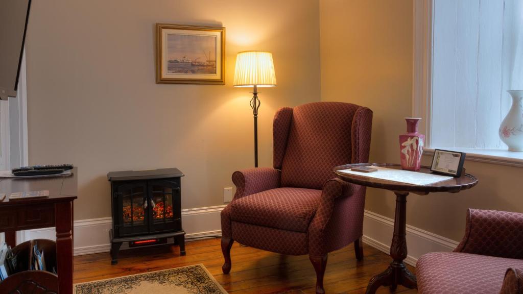 Posezení v ubytování Sir Isaac Brock B&B Luxury Suites