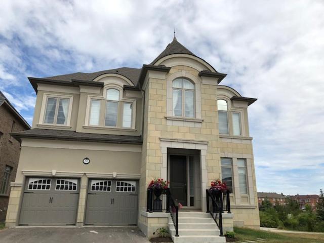 Spacious 3Br with 2W apartment near Yonge St - Housity