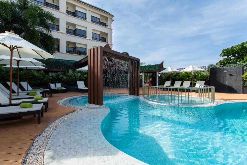 奧南海灘的住宿－Krabi Heritage Hotel，游泳池,带椅子和遮阳伞