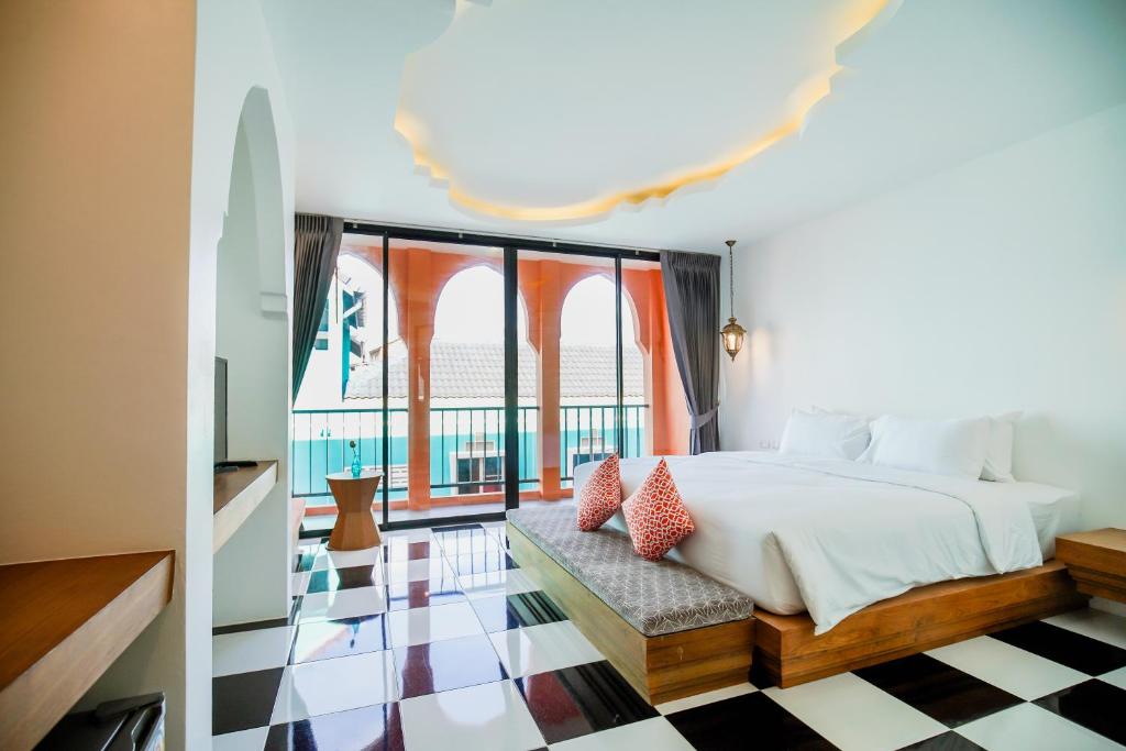 Postel nebo postele na pokoji v ubytování Khaleej Mass Hotel Patong