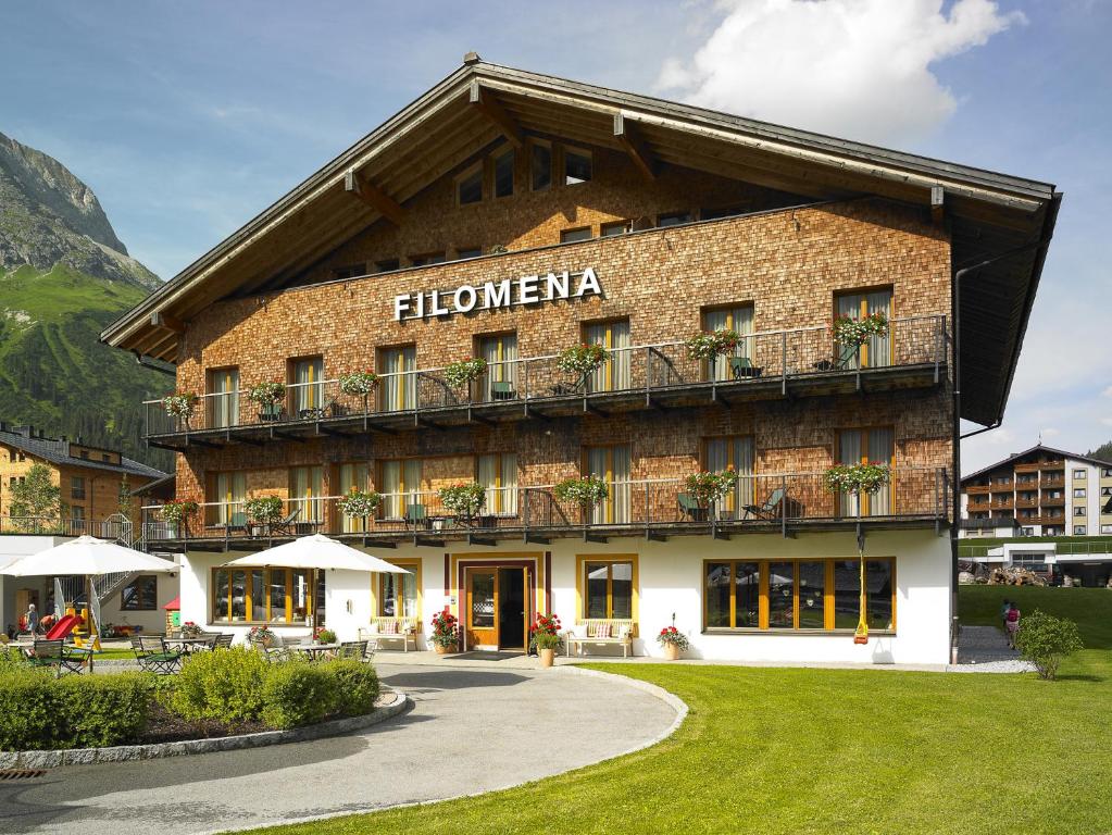 een gebouw met een bord aan de zijkant bij Apart-Hotel Filomena in Lech am Arlberg