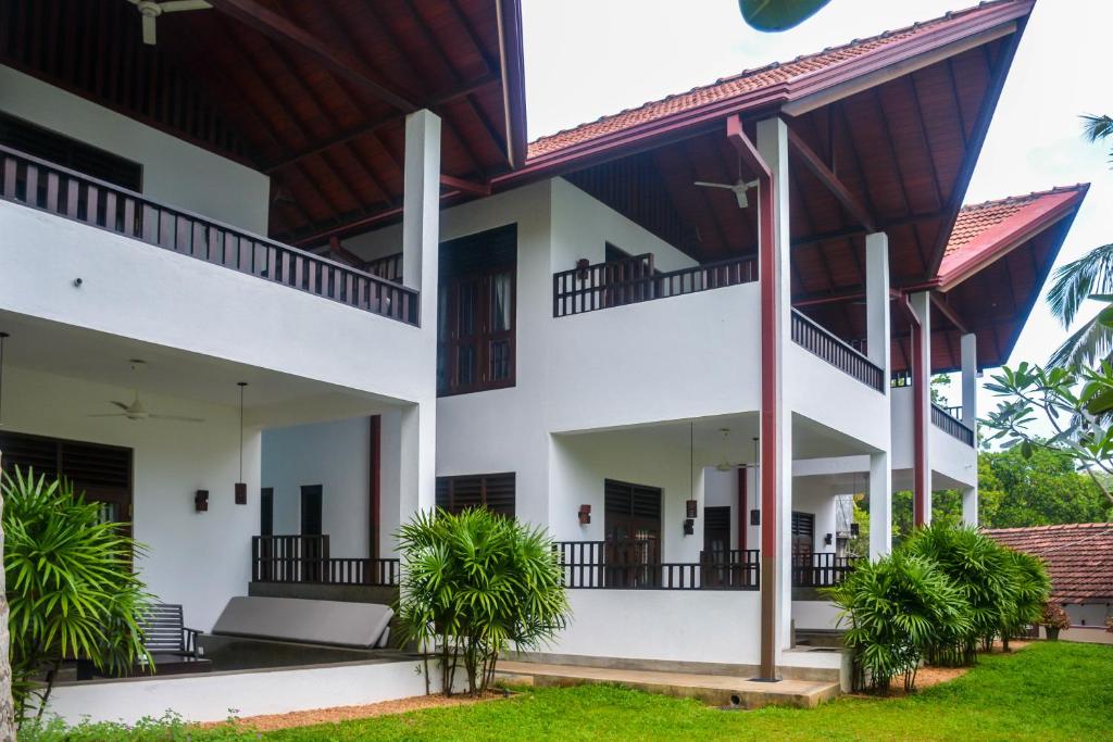 a view of the front of the house at Goyambokka Guesthouse in Tangalle